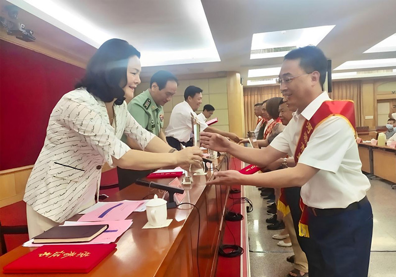 2023年6月28日,廣東霸王花集團(tuán)總裁朱榮業(yè)榮獲2023年度河源市“最美擁軍人物”。