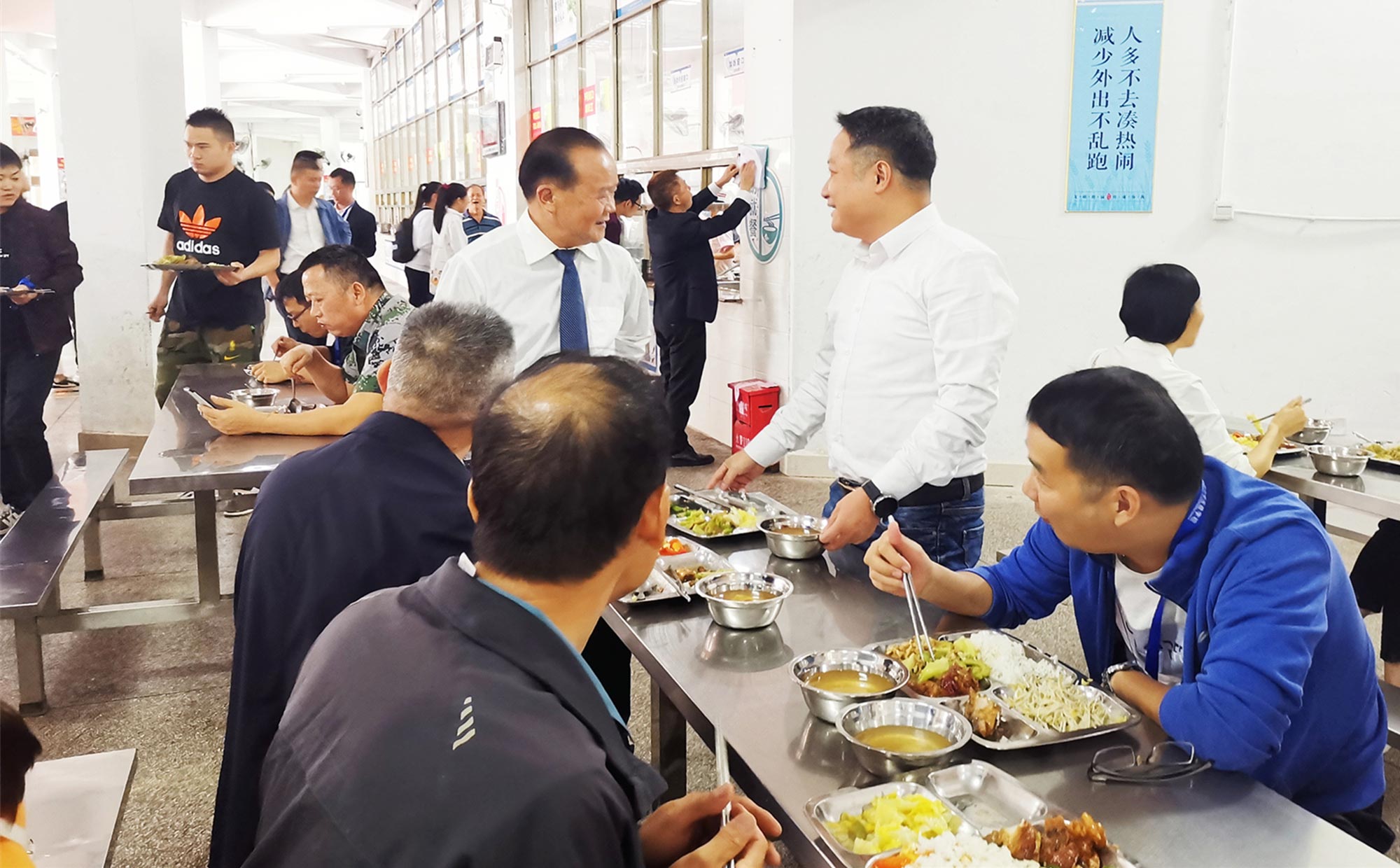 1634691524769154.jpg 集團董事長朱日楊與后勤人員談話.jpg