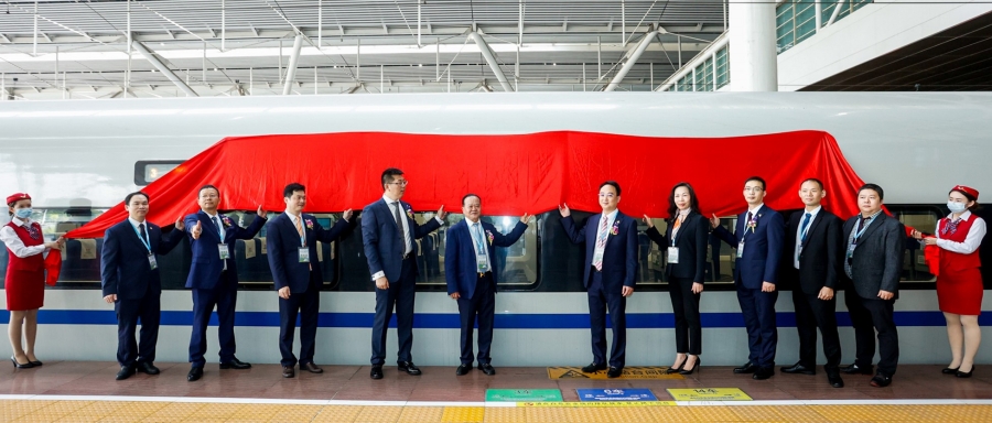 1639728190241280.jpg 朱日楊董事長(zhǎng)、朱榮業(yè)總裁等人共同為車身貼揭幕.jpg